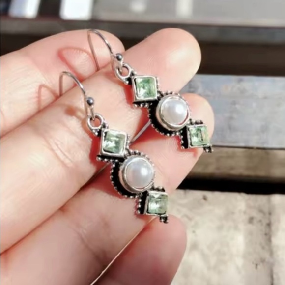 New 🎁 Pearl and Peridot Earrings - Picture 3 of 6